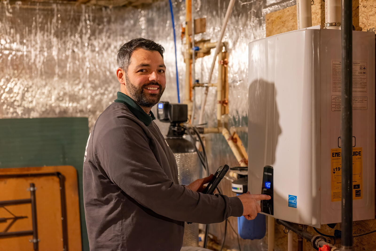A Pespisa plumber commissioning a tankless water heater